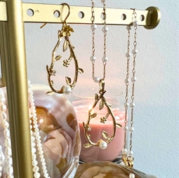 Forgyldte smykker med flot vedhæng og kæde med perler